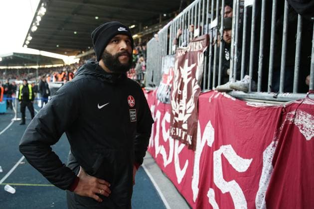 Terrence Boyd (1. FC Kaiserslautern,13) steht nach Spielende bei den Fans am Fanblock - 2. Fußball Bundesliga Saison 2023-2024 Eintracht Braunschweig vs. 1. FC Kaiserslautern im Eintracht Stadion in Braunschweig - Fußball,Mann,Männer,Deutschland,17.12.2023