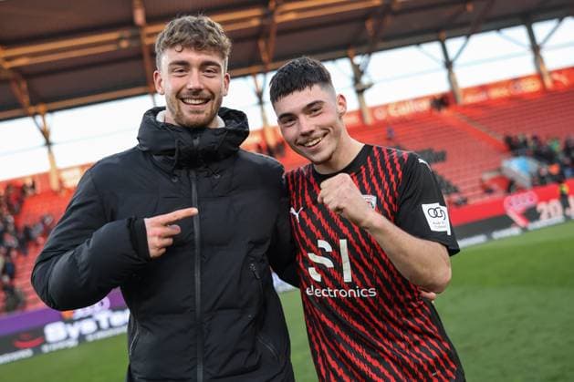 3. Liga; FC Ingolstadt 04 - SV Sandhausen; Sieg Jubel Freude 4:0 Spieler bedanken sich bei den Fans Torwart Maurice Dehler (46, FCI) Felix Keidel (43, FCI) 3. Liga - FC Ingolstadt 04 Saison 2023 2024 SV Sandhausen