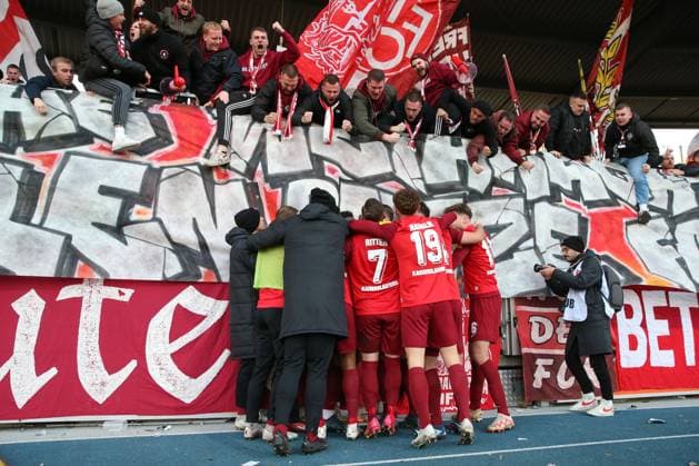 17.12.2023, xtgx, Fussball 2.Bundesliga, Eintracht Braunschweig - 1.FC Kaiserslautern emspor, v.l. Die Fans motivieren ihre Mannschaft trotz Niederlage (DFL DFB REGULATIONS PROHIBIT ANY USE OF PHOTOGRAPHS as IMAGE SEQUENCES and or QUASI-VIDEO) Braunschweig