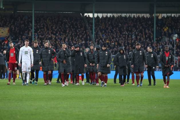 17.12.2023, xtgx, Fussball 2.Bundesliga, Eintracht Braunschweig - 1.FC Kaiserslautern emspor, v.l. Kaiserslautern enttaeuscht, schaut enttaeuscht, niedergeschlagen, disappointed (DFL DFB REGULATIONS PROHIBIT ANY USE OF PHOTOGRAPHS as IMAGE SEQUENCES and or QUASI-VIDEO) Braunschweig