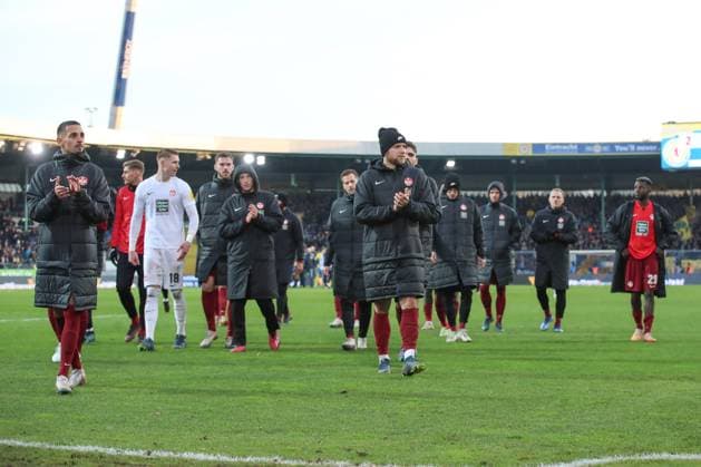 17.12.2023, xtgx, Fussball 2.Bundesliga, Eintracht Braunschweig - 1.FC Kaiserslautern emspor, v.l. Kaiserslautern enttaeuscht, schaut enttaeuscht, niedergeschlagen, disappointed (DFL DFB REGULATIONS PROHIBIT ANY USE OF PHOTOGRAPHS as IMAGE SEQUENCES and or QUASI-VIDEO) Braunschweig