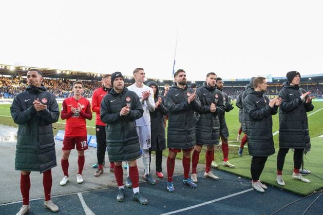 17.12.2023, xtgx, Fussball 2.Bundesliga, Eintracht Braunschweig - 1.FC Kaiserslautern emspor, v.l. Kaiserslautern enttaeuscht, schaut enttaeuscht, niedergeschlagen, disappointed (DFL DFB REGULATIONS PROHIBIT ANY USE OF PHOTOGRAPHS as IMAGE SEQUENCES and or QUASI-VIDEO) Braunschweig