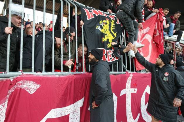 17.12.2023, xtgx, Fussball 2.Bundesliga, Eintracht Braunschweig - 1.FC Kaiserslautern emspor, v.l. Terrence Boyd (Kaiserslautern, 13) spricht mit den Fans (DFL DFB REGULATIONS PROHIBIT ANY USE OF PHOTOGRAPHS as IMAGE SEQUENCES and or QUASI-VIDEO) Braunschweig