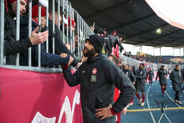 17.12.2023, xtgx, Fussball 2.Bundesliga, Eintracht Braunschweig - 1.FC Kaiserslautern emspor, v.l. Terrence Boyd (Kaiserslautern, 13) spricht mit den Fans (DFL DFB REGULATIONS PROHIBIT ANY USE OF PHOTOGRAPHS as IMAGE SEQUENCES and or QUASI-VIDEO) Braunschweig