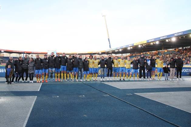 17.12.2023, xtgx, Fussball 2.Bundesliga, Eintracht Braunschweig - 1.FC Kaiserslautern emspor, v.l. Braunschweig Jubel ueber den Sieg, Jubel nach Spielende (DFL DFB REGULATIONS PROHIBIT ANY USE OF PHOTOGRAPHS as IMAGE SEQUENCES and or QUASI-VIDEO) Braunschweig