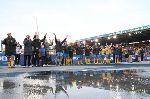 17.12.2023, xtgx, Fussball 2.Bundesliga, Eintracht Braunschweig - 1.FC Kaiserslautern emspor, v.l. Braunschweig Jubel ueber den Sieg, Jubel nach Spielende (DFL DFB REGULATIONS PROHIBIT ANY USE OF PHOTOGRAPHS as IMAGE SEQUENCES and or QUASI-VIDEO) Braunschweig