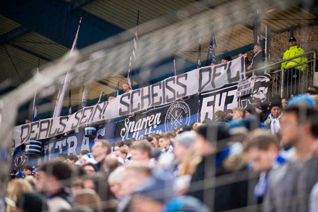 Sport Themen der Woche KW50 17.12.2023 - Fußball, 2023 2024, 3. Liga, 19. Spieltag, DSC Arminia Bielefeld - TSV 1860 München: Protest der Fans (Bielefeld) gegen die DFL (Deutsche-Fußball-Liga) wegen des kommenden Investors Scheiß DFL Feature, Symbol, Symbolfoto, Symbolbild, symbolisch, Illustration, Symbolik, Fans, Banner, Spruchband, Spruchbanner, Zuschauer DFB REGULATIONS PROHIBIT ANY USE OF PHOTOGRAPHS AS IMAGE SEQUENCES AND OR QUASI-VIDEO. Bielefeld Nordrhein-Westfalen Deutschland Schüco-Arena *** 17 12 2023 Football, 2023 2024, 3 Liga, 19 Matchday, DSC Arminia Bielefeld TSV 1860 Munich Protest of the fans Bielefeld against the DFL German Football League because of the upcoming investor Shit DFL Feature, Symbol, Symbol Photo, symbol, symbolic, illustration, symbolism, fans, banner, banner, spectators DFB REGULATIONS PROHIBIT ANY USE OF PHOTOGRAPHS AS IMAGE SEQUENCES AND OR QUASI VIDEO Bielefeld Nordrhein Westfalen Germany Schüco Arena