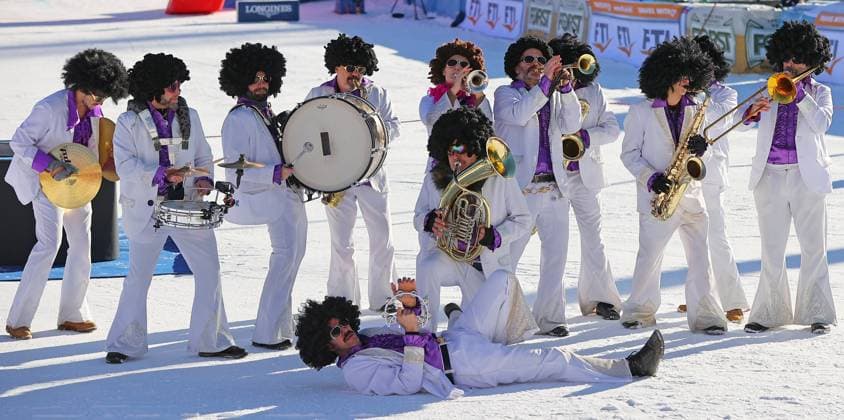 Sport Themen der Woche KW50 Sport Bilder des Tages ALPINE SKIING - FIS WC Alta Badia ALTA BADIA,ITALY,17.DEC.23 - ALPINE SKIING - FIS World Cup, giant slalom, men. Image shows a music band.  GEPAxpictures xThomasxBachun