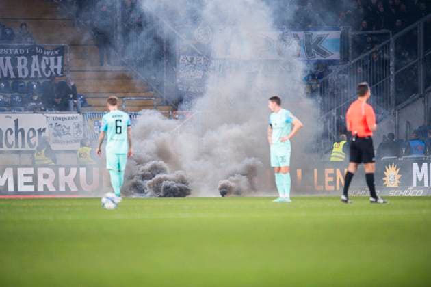 Sport Themen der Woche KW50 Sport Bilder des Tages 17.12.2023 - Fußball, 2023 2024, 3. Liga, 19. Spieltag, DSC Arminia Bielefeld - TSV 1860 München: Pyrotechnik, bengalische Feuer der Fans (München) DFB REGULATIONS PROHIBIT ANY USE OF PHOTOGRAPHS AS IMAGE SEQUENCES AND OR QUASI-VIDEO. Bielefeld Nordrhein-Westfalen Deutschland Schüco-Arena *** 17 12 2023 Football, 2023 2024, 3 League, Matchday 19, DSC Arminia Bielefeld TSV 1860 Munich Pyrotechnics, Bengal fires by fans Munich DFB REGULATIONS PROHIBIT ANY USE OF PHOTOGRAPHS AS IMAGE SEQUENCES AND OR QUASI VIDEO Bielefeld North Rhine-Westphalia Germany Schüco Arena