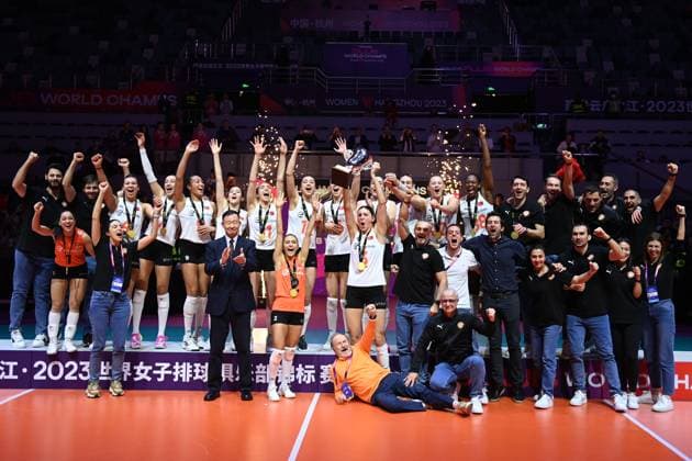 Sport Themen der Woche KW50 Sport Bilder des Tages Volleyball, Frauen, FIVB Klub-WM, Finale, Eczacibasi Istanbul - Vakifbank Istanbul (231217) -- HANGZHOU, Dec. 17, 2023 -- Players of Eczacibsi celebrate during the awarding ceremony after winning the final match between VakifBank of Turkiye and Eczacibsi of Turkiye at FIVB Volleyball Women s Club World Championship, WM, Weltmeisterschaft 2023 in Hangzhou, east China s Zhejiang Province, Dec. 17, 2023. ) (SP)CHINA-HANGZHOU-VOLLEYBALL-FIVB WOMEN S CLUB WORLD CHAMPIONSHIP-VAKIFBANK VS ECZACIBASI HuangxZongzhi 