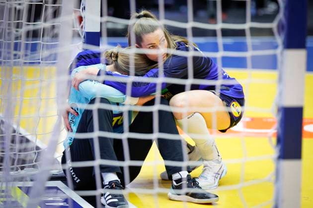 Sport Themen der Woche KW50 Sport Bilder des Tages HERNING 20231217 Sveriges malvakt Johanna Bundsen deppar med Carin Strömberg efter förlusten i söndagens bronsmatch i damernas handbolls-VM mellan Sverige och Danmark i Jyske Bank Boxen i Herning. HERNING DANMARK x9200x *** HERNING 20231217 Swedens goalkeeper Johanna Bundsen cries with Carin Strömberg after losing Sundays bronze medal match in the womens handball world championship between Sweden and Denmark at Jyske Bank Boxen in Herning HERNING DENMARK x9200x  Copyright: xAdamxIhse TTx HANDBOLLS-VM 2023 SVERIGE-DANMARK