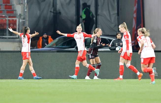 17.12.2023 - Fussball - Saison 2023 2024 - 1. Frauen - Fussball - Bundesliga - 10. Spieltag: 1. FC Nürnberg FCN ( Club ) - FC Bayern München FCB - Sportfoto Zink DaMa - xdaxmax - Jubel Freude Torjubel nach Tor zum 0:1 - Lea Schüller Schueller (11, FC Bayern München FCB ) und Mannschaft Team jubelt freut sich - Torschütze: Lea Schüller Schueller (11, FC Bayern München FCB )