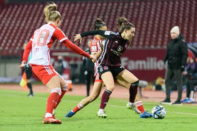 Rebekka Salfelder (15 1. FC Nuremberg),Franziska Kett (20 FC Bayern Munich) and Jovana Damnjanovic (9 FC Bayern Munich) during the Google Pixel Frauen-Bundesliga match between 1. FC Nuremberg and FC Bayern Munich at Max-Morlock-Stadium, Nuremberg, Germany. (Sven Beyrich SPP) Copyright: xSvenxBeyrich SPPx spp-en-SvBe-20231217-D75_9282
