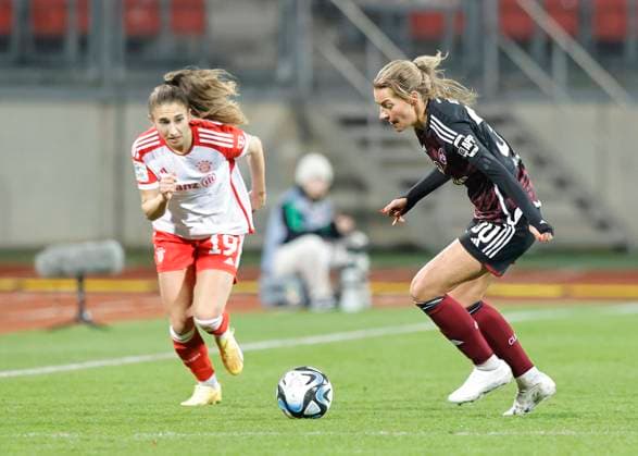 17.12.2023 - Fussball - Saison 2023 2024 - 1. Frauen - Fussball - Bundesliga - 10. Spieltag: 1. FC Nürnberg FCN ( Club ) - FC Bayern München FCB - Sportfoto Zink DaMa - xdaxmax - Katharina Naschenweng (19, FC Bayern München FCB ) Medina Desic (30, 1. FC Nürnberg FCN )