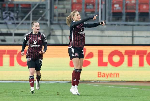 17.12.2023 - Fussball - Saison 2023 2024 - 1. Frauen - Fussball - Bundesliga - 10. Spieltag: 1. FC Nürnberg FCN ( Club ) - FC Bayern München FCB - Sportfoto Zink DaMa - xdaxmax - Jubel Freude Torjubel nach Tor zum 1:1 - Medina Desic (30, 1. FC Nürnberg FCN ) und Mannschaft Team jubelt freut sich - Torschütze: Medina Desic (30, 1. FC Nürnberg FCN )