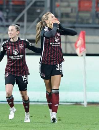 17.12.2023 - Fussball - Saison 2023 2024 - 1. Frauen - Fussball - Bundesliga - 10. Spieltag: 1. FC Nürnberg FCN ( Club ) - FC Bayern München FCB - Sportfoto Zink DaMa - xdaxmax - Jubel Freude Torjubel nach Tor zum 1:1 - Medina Desic (30, 1. FC Nürnberg FCN ) und Mannschaft Team jubelt freut sich - Torschütze: Medina Desic (30, 1. FC Nürnberg FCN ) - Kuss in Richtung Zuschauer Publikum Fans