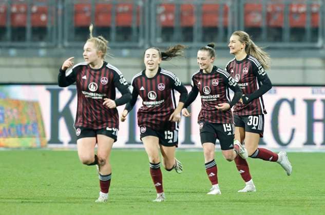 17.12.2023 - Fussball - Saison 2023 2024 - 1. Frauen - Fussball - Bundesliga - 10. Spieltag: 1. FC Nürnberg FCN ( Club ) - FC Bayern München FCB - Sportfoto Zink DaMa - xdaxmax - Jubel Freude Torjubel nach Tor zum 1:1 - Medina Desic (30, 1. FC Nürnberg FCN ) und Mannschaft Team jubelt freut sich - Torschütze: Medina Desic (30, 1. FC Nürnberg FCN ) - Kuss in Richtung Zuschauer Publikum Fans