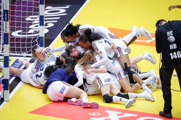 Sport Themen der Woche KW50 Sport Bilder des Tages HERNING 20231217 Frankrike jublar efter segern i söndagens final i damernas handbolls-VM mellan Frankrike och Norge i Jyske Bank Boxen i Herning. HERNING DANMARK x9200x *** HERNING 20231217 France celebrates after winning Sundays Womens Handball World Cup final between France and Norway at Jyske Bank Boxen in Herning HERNING DANMARK x9200x  Copyright: xAdamxIhse TTx HANDBOLLS-VM 2023 FINAL FRANKRIKE-NORGE