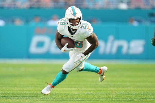 MIAMI GARDENS, FL - DECEMBER 17: Miami Dolphins running back De Von Achane (28) runs after a catch during the game between the New York Jets and the Miami Dolphins on Sunday, December 17, 2023 at Hard Rock Stadium, Hard Rock Stadium, Fla. (Photo by Peter Joneleit Icon Sportswire) NFL, American Football Herren, USA DEC 17 Jets at Dolphins EDITORIAL USE ONLY Icon231217006