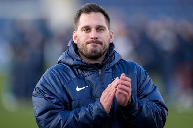 Saban Uzun (Trainer, Cheftrainer, RB Leipzig) klatscht in die Hände, bedankt sich bei den Fans, Einzelbild, Einzelfoto, Aktion, Action, Porträt, Portrait, 17.12.2023, Sinsheim (Hoffenheim) (Deutschland), Fussball, Google Pixel Frauen-Bundesliga, TSG 1899 Hoffenheim - RB Leipzig, DFB DFL REGULATIONS PROHIBIT ANY USE OF PHOTOGRAPHS AS IMAGE SEQUENCES AND OR QUASI-VIDEO.