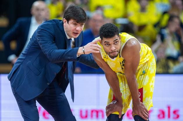 Oldenburg, Niedersachsen, DEU, 17.12.2023, Head Coach Pedro Calles (links, EWE Baskets Oldenburg) und Kenneth Ogbe (rechts, EWE Baskets Oldenburg). EWE Baskets Oldenburg vs. Alba Berlin Basketball. 1. Basketball-Bundesliga Saison 2023 2024, 11. Spieltag, Grosse EWE Arena. EWE Baskets Oldenburg vs. Alba Berlin