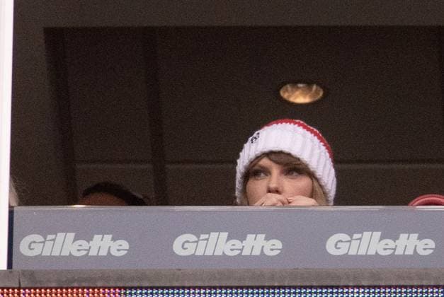 Sport Themen der Woche KW50 Sport Bilder des Tages FOXBOROUGH, MA - DECEMBER 17: Taylor Swift looks on during a game between the New England Patriots and the Kansas City Chiefs on December 17, 2023, at Gillette Stadium in Foxborough, Massachusetts. (Photo by Fred Kfoury III Icon Sportswire) NFL, American Football Herren, USA DEC 17 Chiefs at Patriots EDITORIAL USE ONLY Icon482231217026