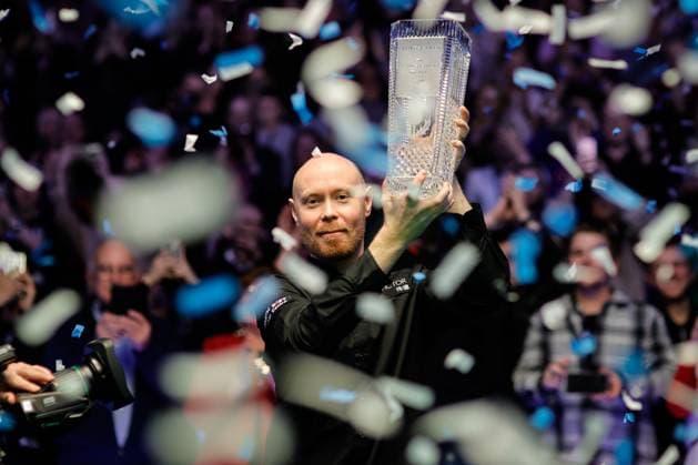 Bilder des Jahres 2023, Sport 12 Dezember Sport Themen der Woche KW50 Sport Bilder des Tages EDINBURGH, SCOTLAND - DECEMBER 17: Gary Wilson of England poses with the trophy after winning the Final match against Noppon Saengkham of Thailand on day 7 of the 2023 BetVictor Scottish Open at the Meadowbank Sports Centre on December 17, 2023 in Edinburgh, Scotland.  Copyright: xTaixChengzhex 111470163238