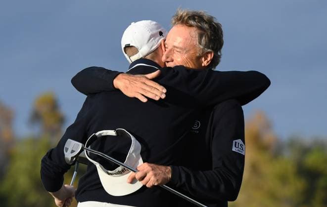 Final Round of PNC Championship in Orlando, US - 17 Dec 2023 Bernhard Langer (R) embraces his son, Jason Langer (L), on the 18th green after winning the PNC Championship at the Ritz-Carlton Golf Club in Orlando. Orlando United States Copyright: xPaulxHennessyx xSOPAxImagesx 12172023_PHH_PNC_20
