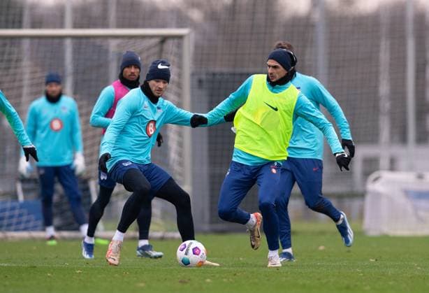 Fussball, Herren, Saison 2023 24, 2. Bundesliga, Hertha BSC, Training, v.l. Pascal Klemens (Hertha BSC), Smail Prevljak (Hertha BSC), 18.12. 2023,