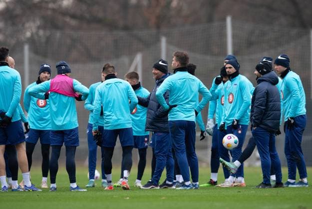 Fussball, Herren, Saison 2023 24, 2. Bundesliga, Hertha BSC, Training, Trainer Pal Dardai (Hertha BSC) spricht zur Mannschaft, 18.12. 2023,