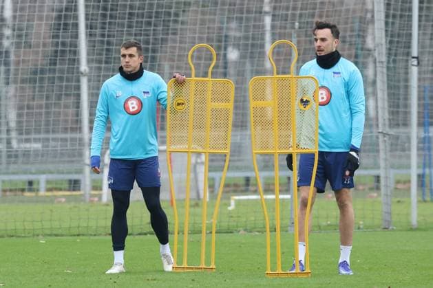 DEU, DFL, 1. FBL Hertha BSC, Training, PK, 18.12.2023, Sportforum, Berlin, DEU, DFL, 1. FBL Hertha BSC, Training, PK, im Bild Marc-Oliver Kempf (Hertha BSC Berlin 20), Haris Tabakovic (Hertha BSC Berlin 25) DFL - regulations prohibit any use of Photographs as image sequences and or quasi-video Foto: Juergen Engler nordphoto GmbH