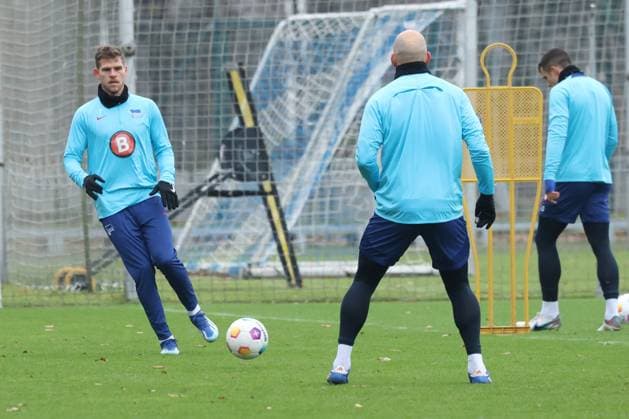 DEU, DFL, 1. FBL Hertha BSC, Training, PK, 18.12.2023, Sportforum, Berlin, DEU, DFL, 1. FBL Hertha BSC, Training, PK, im Bild Florian Niederlechner (Hertha BSC Berlin 7), Toni Leistner (Hertha BSC Berlin 37) DFL - regulations prohibit any use of Photographs as image sequences and or quasi-video Foto: Juergen Engler nordphoto GmbH