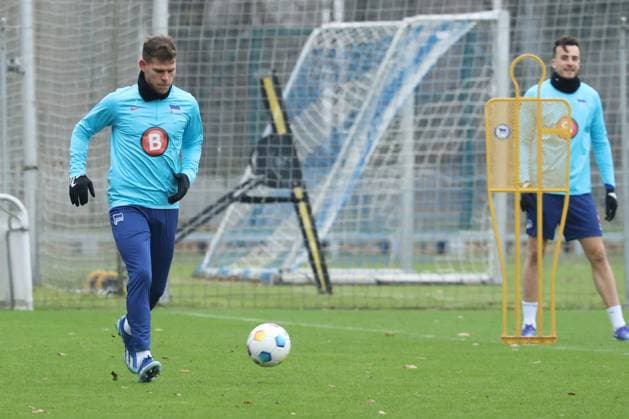 DEU, DFL, 1. FBL Hertha BSC, Training, PK, 18.12.2023, Sportforum, Berlin, DEU, DFL, 1. FBL Hertha BSC, Training, PK, im Bild Florian Niederlechner (Hertha BSC Berlin 7) DFL - regulations prohibit any use of Photographs as image sequences and or quasi-video Foto: Juergen Engler nordphoto GmbH