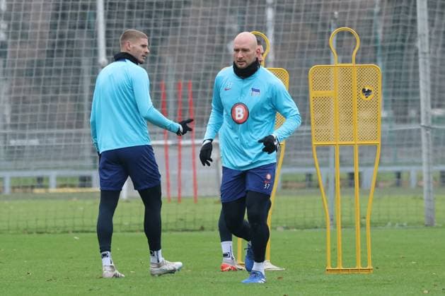 DEU, DFL, 1. FBL Hertha BSC, Training, PK, 18.12.2023, Sportforum, Berlin, DEU, DFL, 1. FBL Hertha BSC, Training, PK, im Bild Marton Dardai (Hertha BSC Berlin 31), Toni Leistner (Hertha BSC Berlin 37) DFL - regulations prohibit any use of Photographs as image sequences and or quasi-video Foto: Juergen Engler nordphoto GmbH