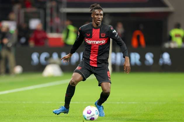 Germany, Leverkusen, 17.12.2023, BayArena, Bayer Leverkusen vs Eintracht Frankfurt - 1. Bundesliga, Odilon Kossounou (Bayer 04 Leverkusen) controls the ball Leverkusen BayArena Germany *** Germany, Leverkusen, 17 12 2023, BayArena, Bayer Leverkusen vs Eintracht Frankfurt 1 Bundesliga, Odilon Kossounou Bayer 04 Leverkusen controls the ball Leverkusen BayArena Germany eu-images-700