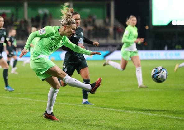 Sport Themen der Woche KW51 Sport Bilder des Tages VfL vs. Bremen, BL Frauen Wolfsburg, 18.12.2023, FUßBALL - VfL Wolfsburg vs. SV Werder Bremen, Google Pixel Frauen-Bundesliga, Saison 2023 24. Svenja Huth (VfL Wolfsburg) Wolfsburg *** VfL vs Bremen, BL Women Wolfsburg, 18 12 2023, FUßBALL VfL Wolfsburg vs SV Werder Bremen, Google Pixel Women Bundesliga, Season 2023 24 Svenja Huth VfL Wolfsburg Wolfsburg