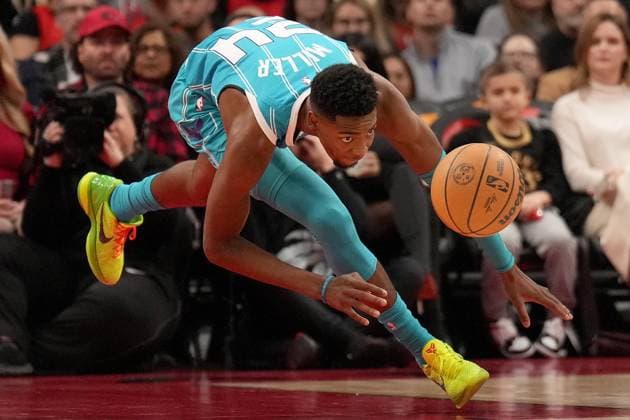 Bilder des Jahres 2023, Sport 12 Dezember Sport Themen der Woche KW51 Sport Bilder des Tages December 18, 2023, TORONTO, ON, CANADA: Charlotte Hornets forward Brandon Miller (24) chases a loose ball during first half NBA, Basketball Herren, USA basketball action, against the Toronto Raptors, in Toronto, Monday, Dec. 18, 2023. NBA Hornets at Raptors  - ZUMAc35_ 20231218_zaf_c35_036 Copyright: xNathanxDenettex