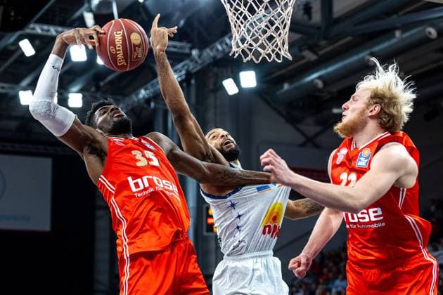 Sport Themen der Woche KW51 Sport Bilder des Tages EJ Onu (Bamberg Baskets, 35), Brandon Childress (HAKRO Crailsheim Merlins, 02), Trey Woodbury (Bamberg Baskets, 22), Bamberg Baskets vs. HAKRO Crailsheim Merlins, Basketball, easyCredit BBL, 11. Spieltag, 18.12.2023 Bamberg Baskets vs. HAKRO Crailsheim Merlins, Basketball, easyCredit BBL, 11. Spieltag, 18.12.2023 Bamberg *** EJ Onu Bamberg Baskets, 35 , Brandon Childress HAKRO Crailsheim Merlins, 02 , Trey Woodbury Bamberg Baskets, 22 , Bamberg Baskets vs HAKRO Crailsheim Merlins, Basketball, easyCredit BBL, Matchday 11, 18 12 2023 Bamberg Baskets vs HAKRO Crailsheim Merlins, Basketball, easyCredit BBL, Matchday 11, 18 12 2023 Bamberg Copyright: xEibner-Pressefoto G.xSantemizx EP_EER
