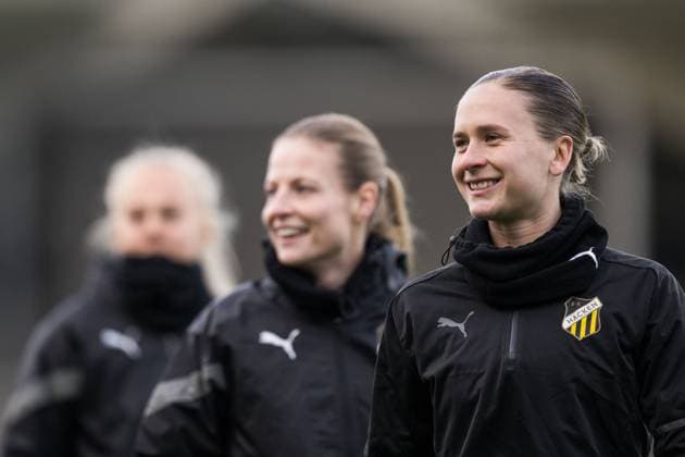231219 Anna Anvegard and Filippa Curmark of Häcken during a training session with Häcken on December 19, 2023 in Gothenburg. Photo: Mathias Bergeld BILDBYRAN kod MB MB0809 fotboll football soccer fotball champions league träning practice training häcken press conference, PK, Pressekonferenz dam bbeng Copyright: MATHIASxBERGELD BB231219MB002