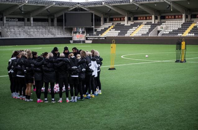 231219 Players and coaches gather during a training session with Häcken on December 19, 2023 in Gothenburg. Photo: Mathias Bergeld BILDBYRAN kod MB MB0809 fotboll football soccer fotball champions league träning practice training häcken press conference, PK, Pressekonferenz dam bbeng Copyright: MATHIASxBERGELD BB231219MB003
