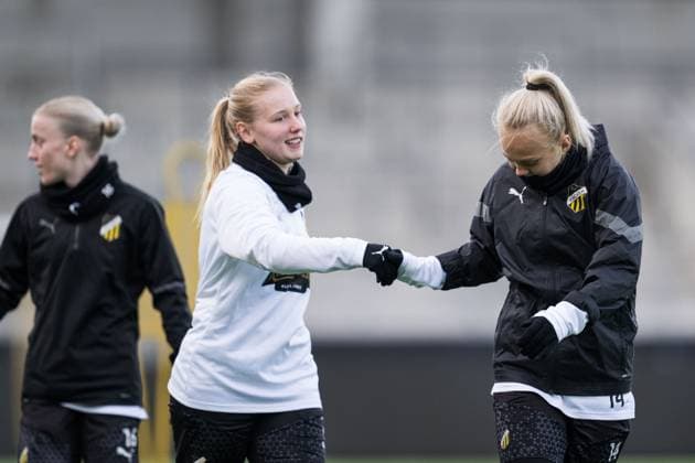 231219 Johanna Fossdalsa Sorensen and Molly Johansson of Häcken during a training session with Häcken on December 19, 2023 in Gothenburg. Photo: Mathias Bergeld BILDBYRAN kod MB MB0809 fotboll football soccer fotball champions league träning practice training häcken press conference, PK, Pressekonferenz dam bbeng Copyright: MATHIASxBERGELD BB231219MB004