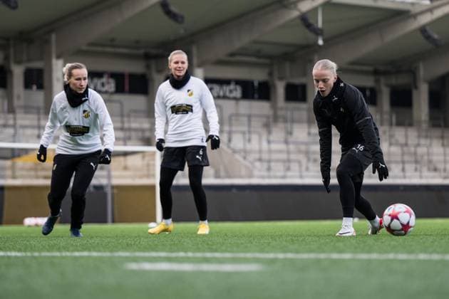 231219 Marika Bergman Lundin, Josefine Rybrink and Anna Sandberg of Häcken during a training session with Häcken on December 19, 2023 in Gothenburg. Photo: Mathias Bergeld BILDBYRAN kod MB MB0809 fotboll football soccer fotball champions league träning practice training häcken press conference, PK, Pressekonferenz dam bbeng Copyright: MATHIASxBERGELD BB231219MB014