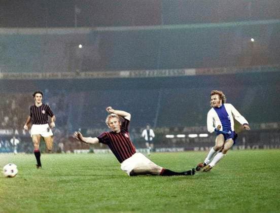 ACHTUNG NACHCOLORIERTES MOTIV Europapokal der Pokalsieger,1. FC Magdeburg - AC Mailand 2:0 08.05.1974 Detlef Raugast (rechts) flankt vor Karl-Heinz Schnellinger (Milan). Das Foto wurde nachträglich coloriert. *** ATTENTION POST-COLORED MOTIVE European Cup Winners Cup,1 FC Magdeburg AC Milan 2 0 08 05 1974 Detlef Raugast on the right crosses in front of Karl Heinz Schnellinger Milan The photo was subsequently colored HM