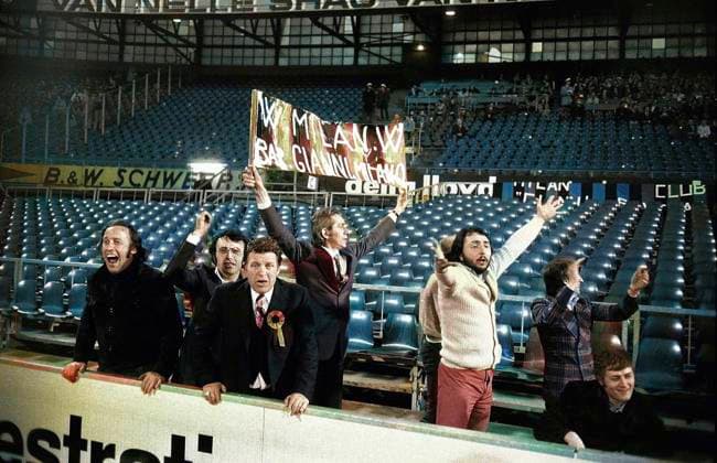 ACHTUNG NACHCOLORIERTES MOTIV Europapokal der Pokalsieger,1. FC Magdeburg - AC Mailand 2:0 08.05.1974 Einige wenige Milan Fans im ansonsten schwach besuchten Finale. Das Foto wurde nachträglich coloriert. *** ATTENTION POST-COLORED MOTIVE European Cup Winners Cup,1 FC Magdeburg AC Milan 2 0 08 05 1974 A few Milan fans in the otherwise poorly attended final The photo was subsequently colored HM