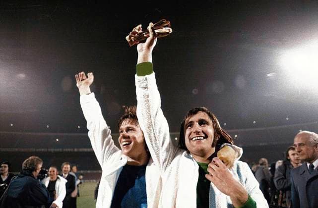 ACHTUNG NACHCOLORIERTES MOTIV Europapokal der Pokalsieger,1. FC Magdeburg - AC Mailand 2:0 08.05.1974 Jürgen Sparwasser und Ulrich Schulze freuen sich jubeln und winken ins Publikum. Das Foto wurde nachträglich coloriert. *** ATTENTION POSTCOLORIZED MOTIVE European Cup Winners Cup,1 FC Magdeburg AC Milan 2 0 08 05 1974 Jürgen Sparwasser and Ulrich Schulze cheer and wave to the audience The photo was subsequently colored HM