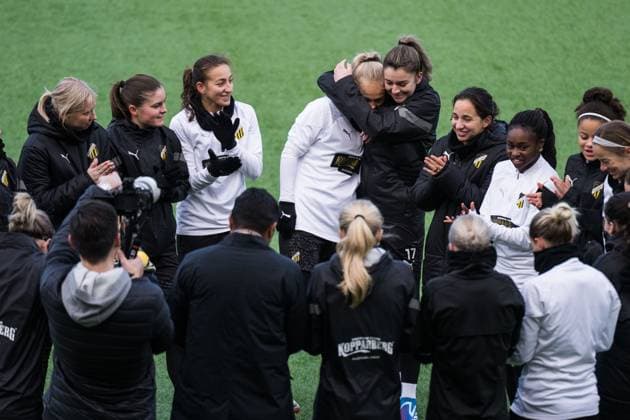 231219 Molly Johansson of Häcken with team mates during a training session with Häcken on December 19, 2023 in Gothenburg. Photo: Mathias Bergeld BILDBYRAN kod MB MB0809 fotboll football soccer fotball champions league träning practice training häcken press conference, PK, Pressekonferenz dam bbeng Copyright: MATHIASxBERGELD BB231219MB050