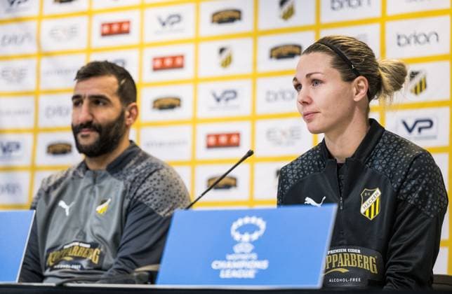 231219 Head coach Mak Lind and Goalkeeper Jennifer Falk of Häcken during a press conference, PK, Pressekonferenz with Häcken on December 19, 2023 in Gothenburg. Photo: Mathias Bergeld BILDBYRAN kod MB MB0809 fotboll football soccer fotball champions league träning practice training häcken press conference dam bbeng Copyright: MATHIASxBERGELD BB231219MB058