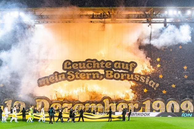 Bilder des Jahres 2023, Sport 12 Dezember Sport Themen der Woche KW51 Sport Bilder des Tages Choreo Borussia Dortmund Leuchte auf mein Stern Borussia Borussia Dortmund vs. 1. FSV Mainz 05, Fussball, 1. Bundesliga, 16. Spieltag, 19.12.2023 DFL REGULATIONS PROHIBIT ANY OUSE OF PHOTOGRAPHS AS IMAGE SEQUENCES AND OR QUASI-VIDEO Borussia Dortmund vs. 1. FSV Mainz 05, Fussball, 1. Bundesliga, 16. Spieltag, 19.12.2023 Dortmund *** Choreo Borussia Dortmund Leuchte auf mein Stern Borussia Borussia Dortmund vs 1 FSV Mainz 05, Football, 1 Bundesliga, Matchday 16, 19 12 2023 DFL REGULATIONS PROHIBIT ANY OUSE OF PHOTOGRAPHS AS IMAGE SEQUENCES AND OR QUASI VIDEO Borussia Dortmund vs 1 FSV Mainz 05, Football, 1 Bundesliga, Matchday 16, 19 12 2023 Dortmund Copyright: xEibner-Pressefoto BahhoxKarax EP_BVB