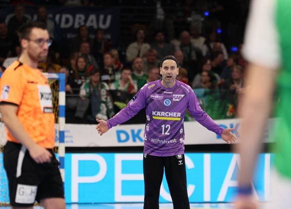 GER HBL Saison 2023 2024 FÜCHSE Berlin vs TVB Stuttgart, 19.12.23, Max-Schmeling-Halle, Berlin, Silvio HEINEVETTER (TVB Stuttgart 12), fragender Blick, Unverständnis, unzufrieden mit Schiedsrichter-Entscheidung