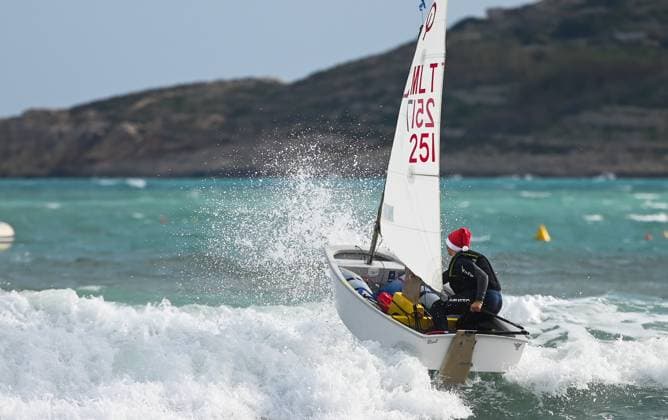 Sport Themen der Woche KW51 Sport Bilder des Tages (231220) -- MELLIEHA, Dec. 20, 2023 -- An athlete participates in the sailing race during the 23rd Euromed International Championship at Mellieha Bay, Malta, Dec. 19, 2023. (Photo by Xinhua) (SP)MALTA-MELLIEHA BAY-SAILING JonathanxBorg 